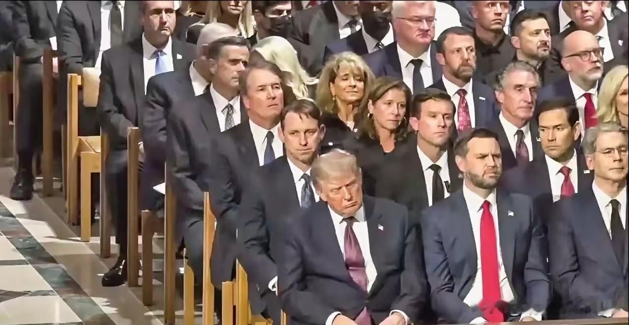五十步笑百步！

曾经在特朗普口中一直被调侃的“瞌睡乔”，已经开始颐养天年，而现