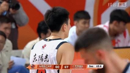 不怪杜锋急！
广东队被打懵了，
领先 14 分惨遭逆转。

第三节还剩 6.4 