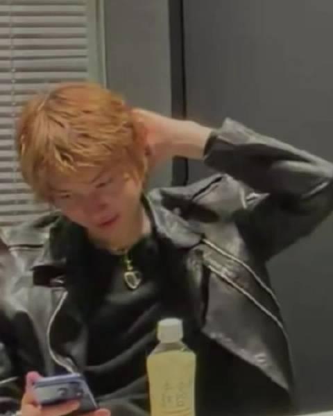 红背心披蓝袄是工作，黑皮衣戴狗牌是生活。 ​​​