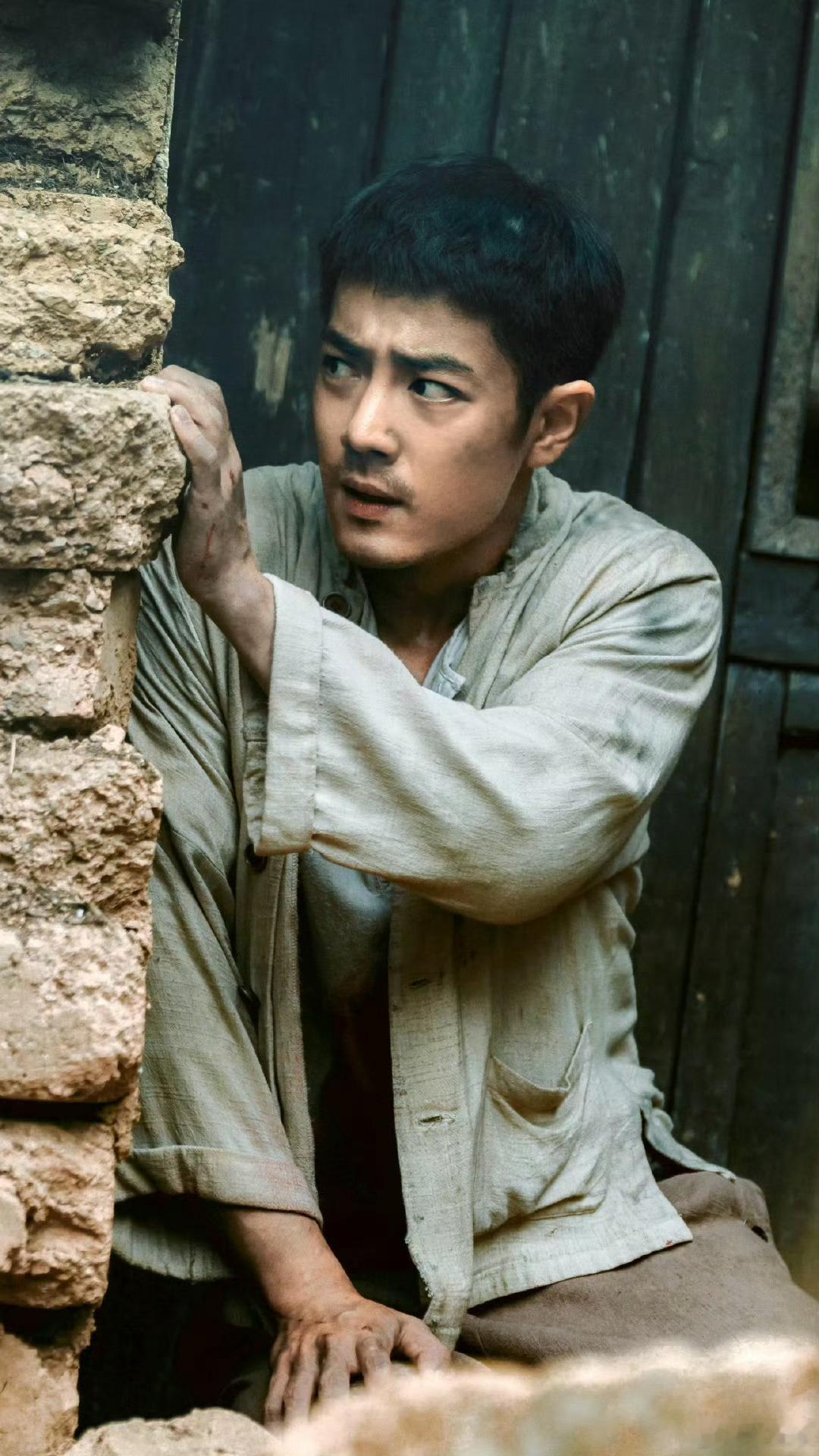 肖战回应即兴表演被放入正片你看他的手，感觉就是那个年代干活的手肖战真是演啥像啥啊