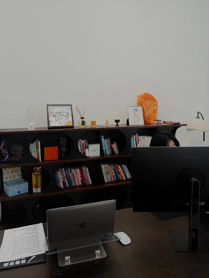 搬进新家一个月地下室书房进度条🏡📕60%■■■■□□□□□□ 缝隙里的光 ​
