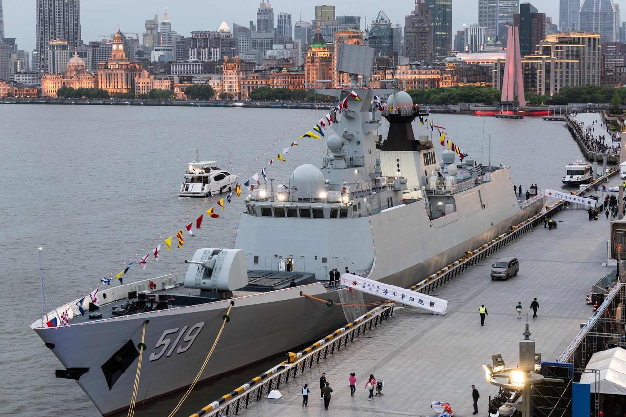 舷号519的054A改型护卫舰“阜阳”舰在上海北外滩的码头公共开放日活动。市民有