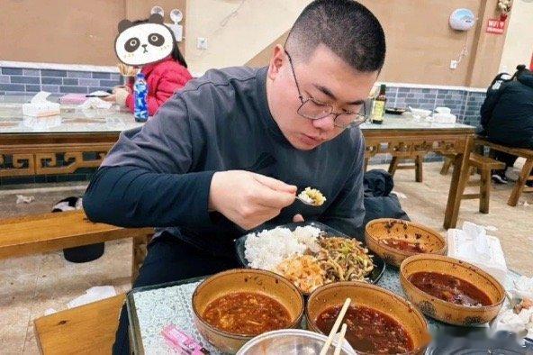 吕严说除了你谁还这么懂我 喜团吕严的吃货日常太真实！从蛋糕到米饭，饭量梗人尽皆知