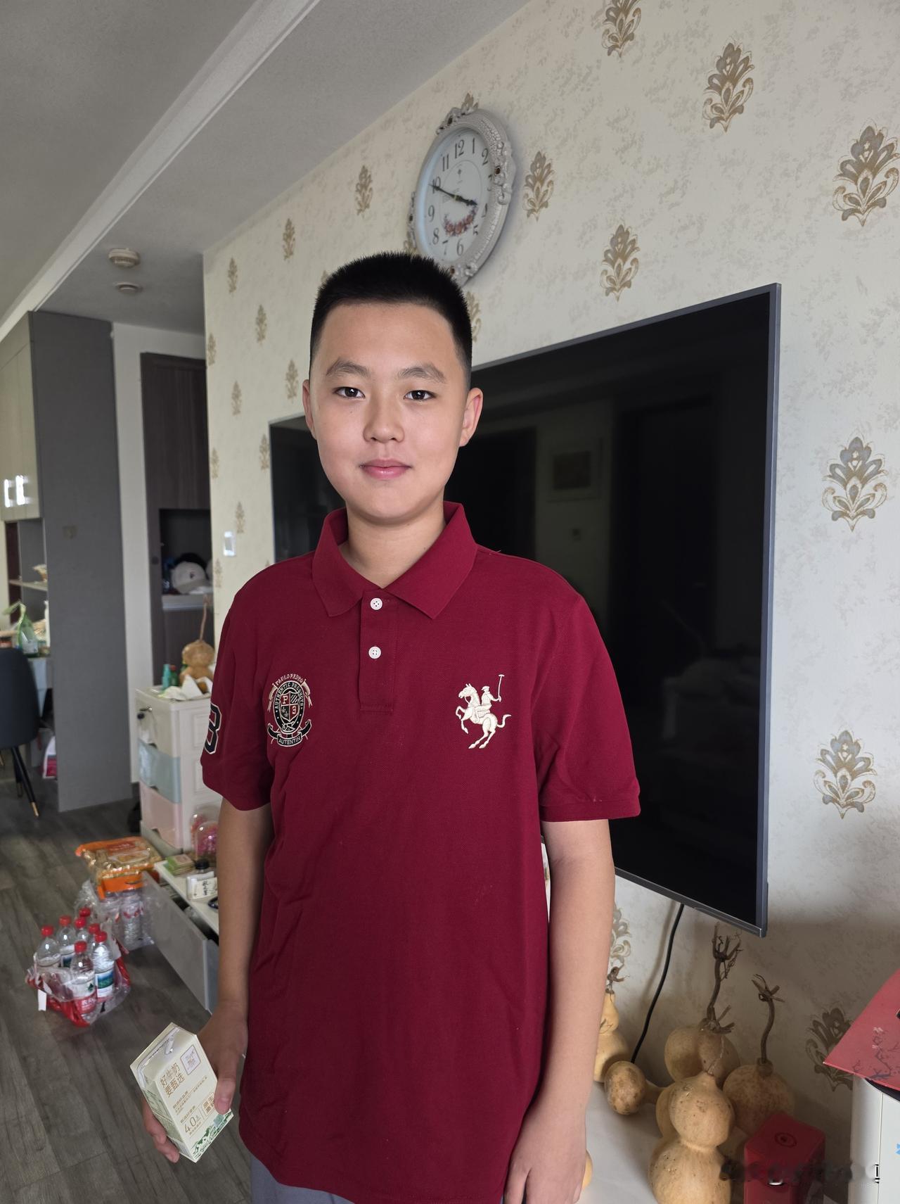 送给外孙一件体恤衫，他坚决不要，我巴结着他，他不得已穿上，然后想脱掉，被按住了…