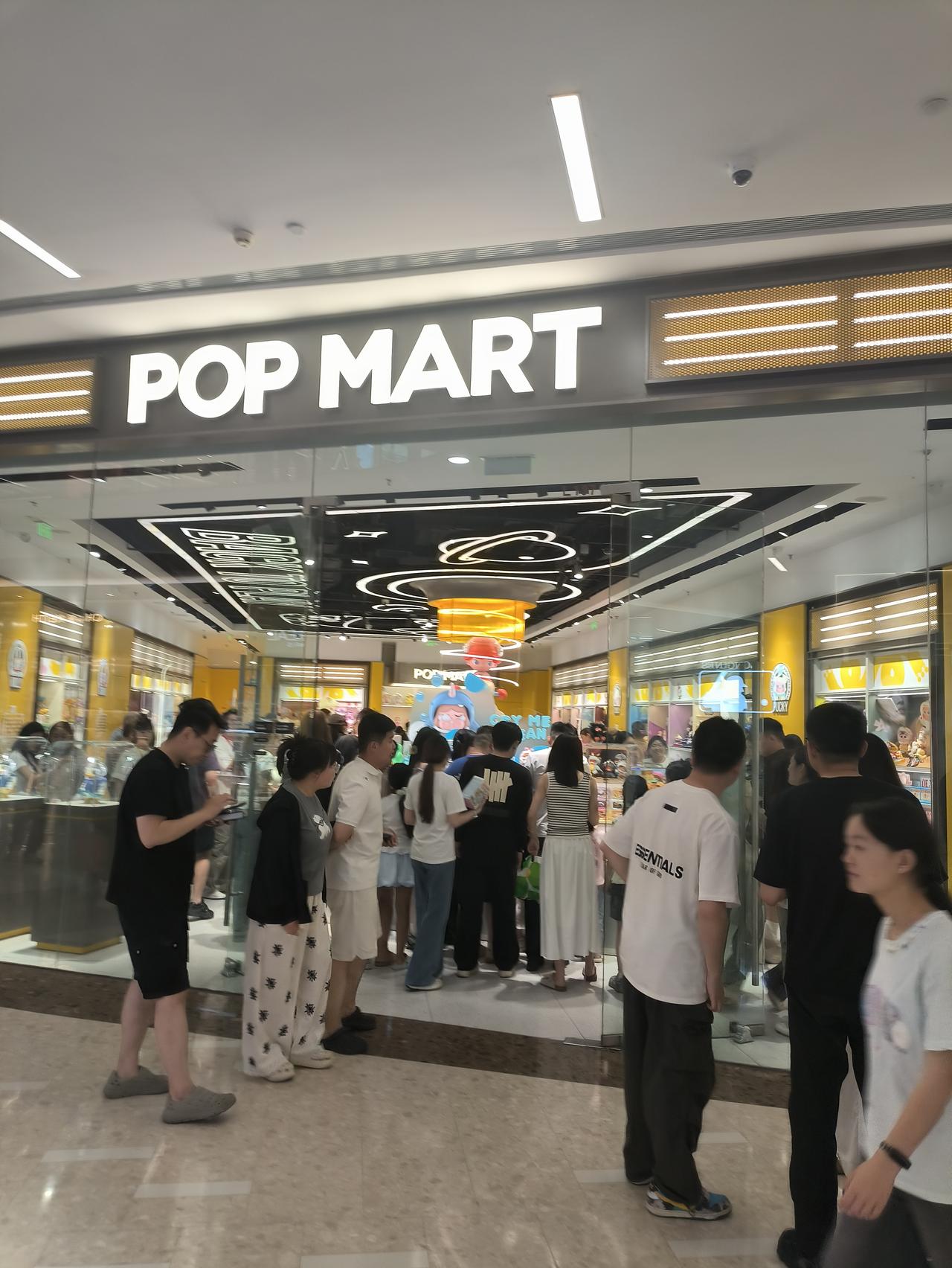 都说生意难做。
看看人家万象汇中这一家。
啥时候都是人满满的。
其实就是塑料做的