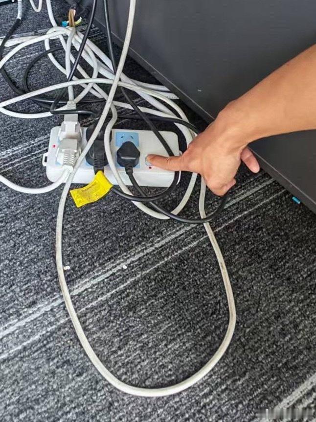 对面工位同事让我帮她按一下插排开关，刚要按，她说等等，电脑资料没保存