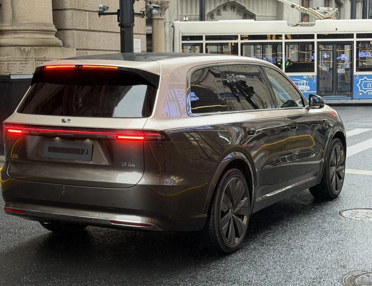 理想全新L9的外观相当得体，看着极度顺眼，特别是车尾！太得体了，无可挑剔。 