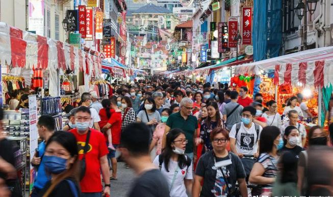 新加坡一夜炸锅！
华人民众彻底怒了，新航亏成无底洞，让印度拿好处？
 
新航在印