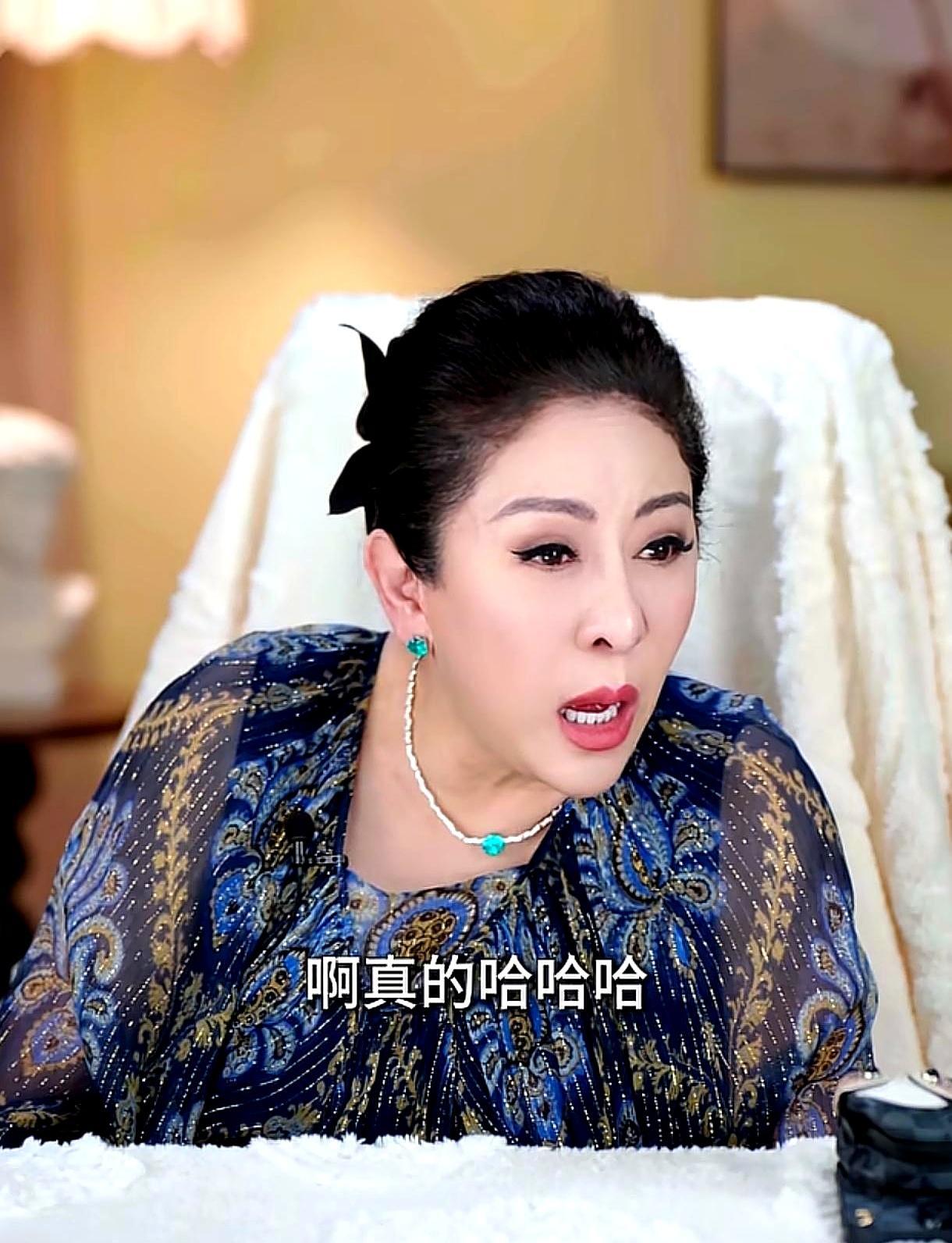 向太直播为朱女士发声时，忽然听到助理提到内地法律对非婚生子女继承权的规定，瞬间整