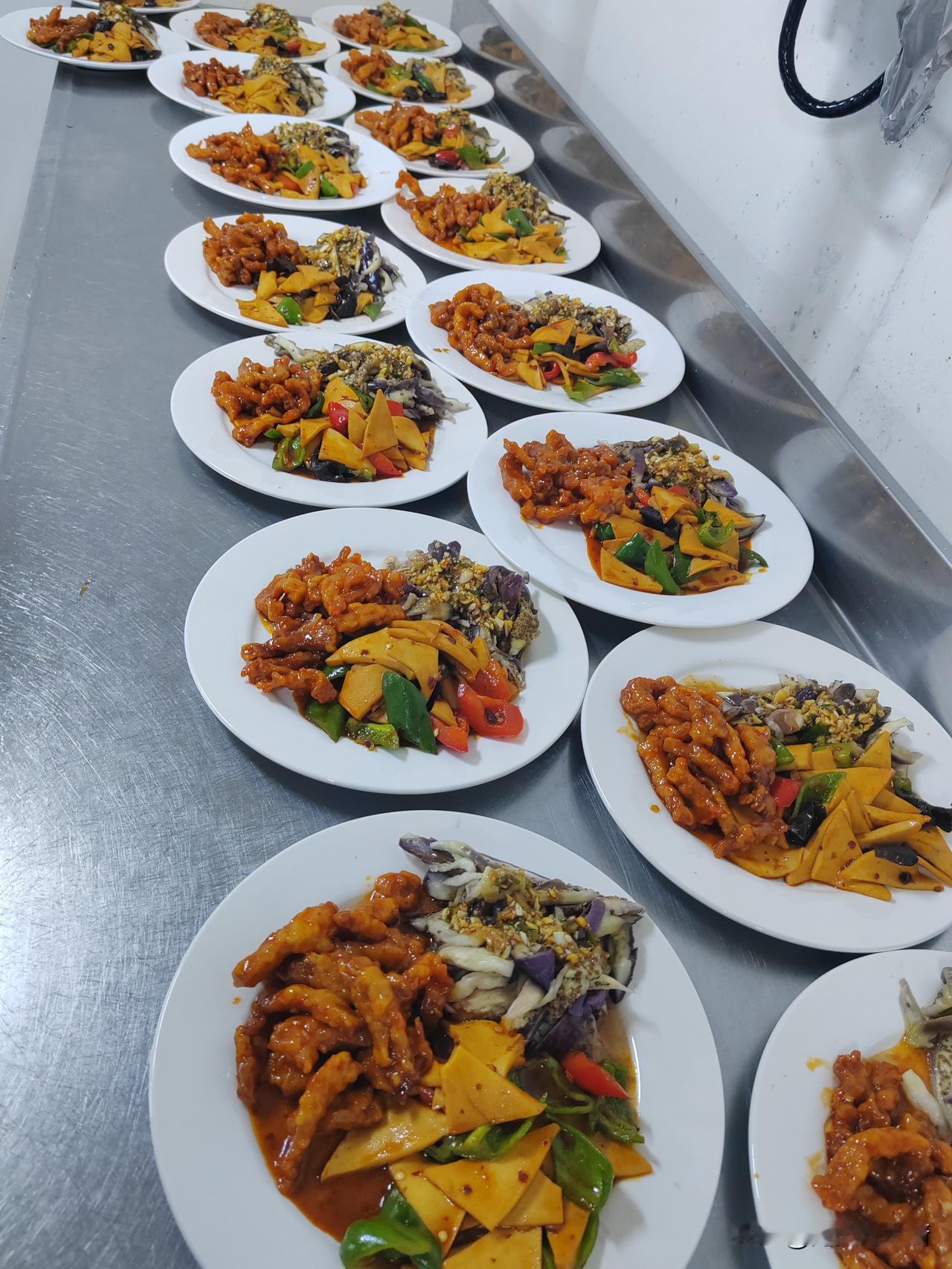 又是忙碌的一天，明天就要过大堡礁了，估计明天晚上就到东澳装货港锚地了，吃了晚餐，