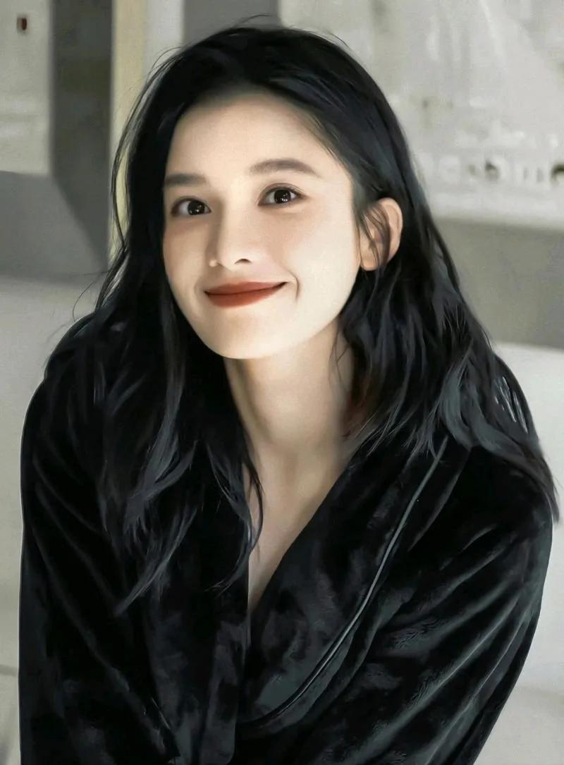 张婧仪去了米兰时装周后还去citywalk，实属没想到啊，作为明星，也能如此真实