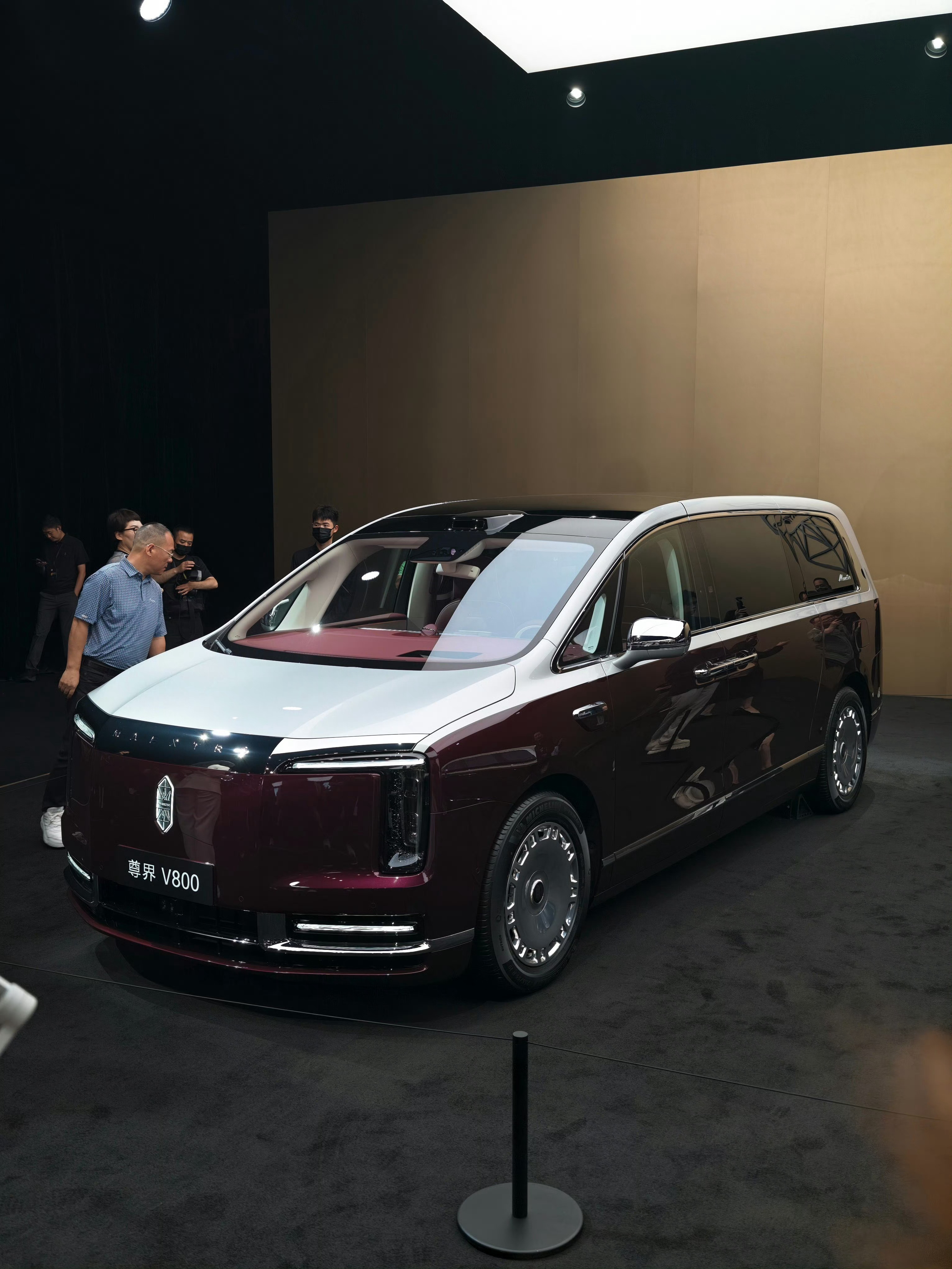 这张尊界MPV，拍的质感真好，漆面油水感和姿态比例、透视关系都刚刚好。高级。 
