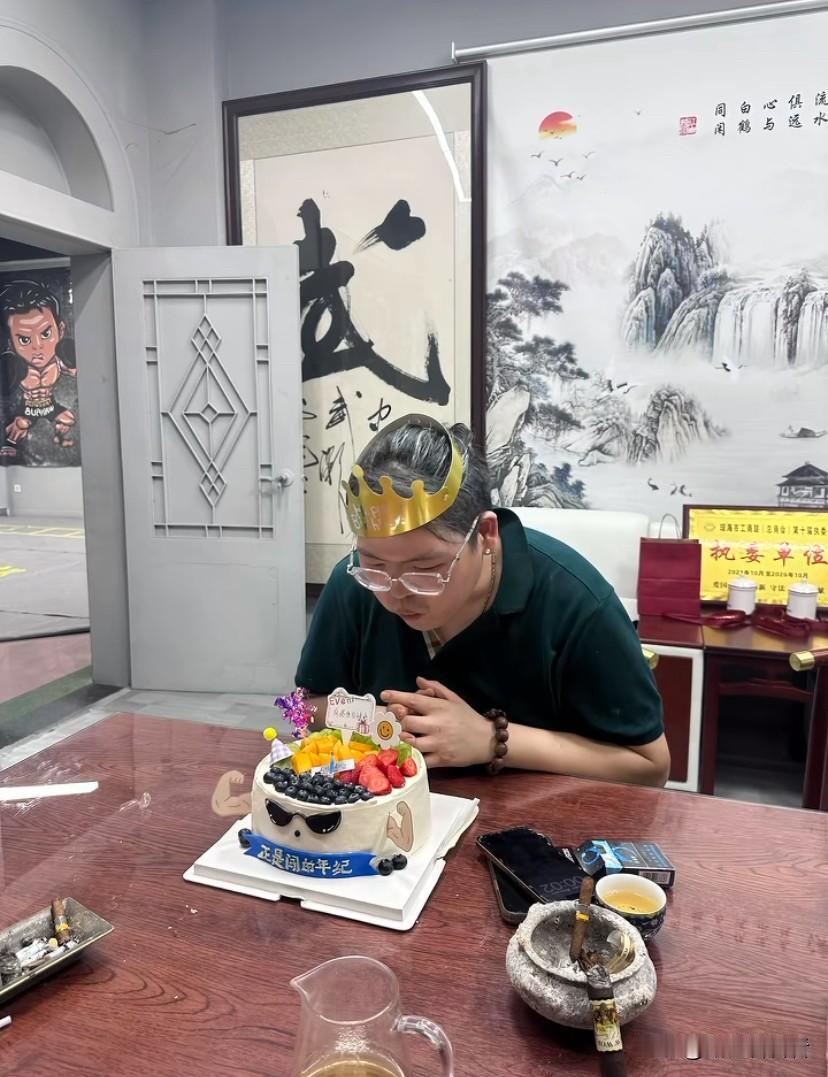 向太的二儿子向佑过生日，朋友特意买去蛋糕庆祝，这位朋友好像跟他很熟，还在评论区解