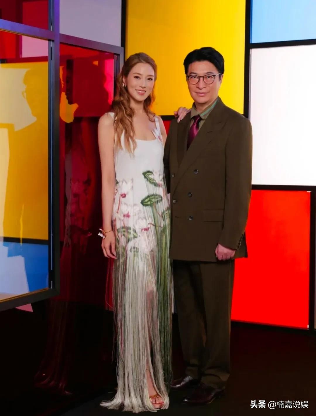 香港豪门媳妇徐子淇和老公李家诚现身中环艺术展开幕式，感觉她比以前更自信了，豪门地