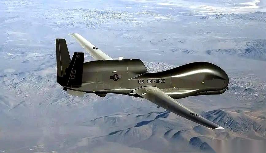 9月15日12时58分，日本空自三泽基地第601飞行队的一架RQ-4B“全球鹰”
