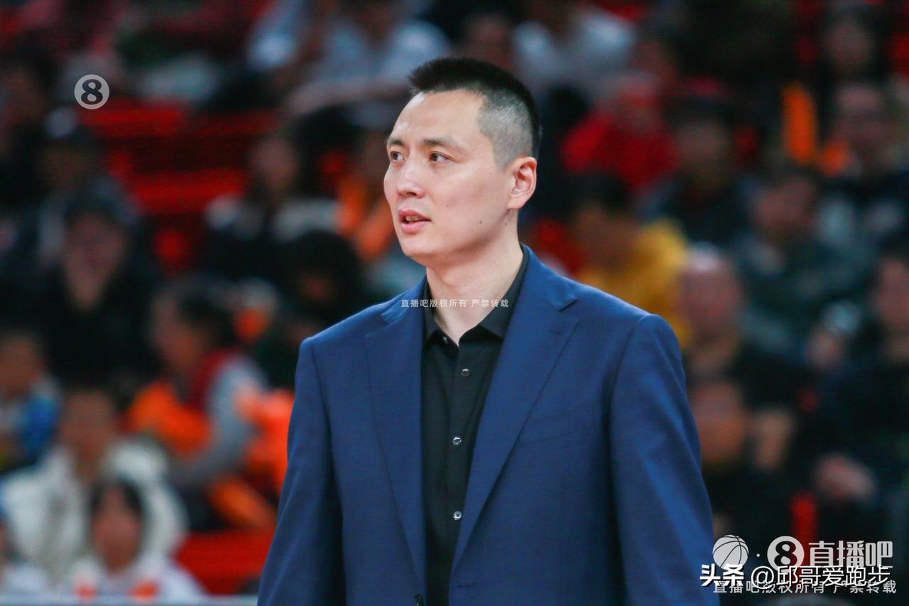 洛夫顿是不是有点飘了？
觉得自己挺牛逼啊！一次次挑战卢伟的权威！马上季后赛了！这