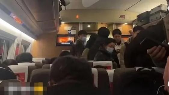 【高铁因超载无法运行，有旅客被请下车补票】1月31日，有网友发布视频称，G195