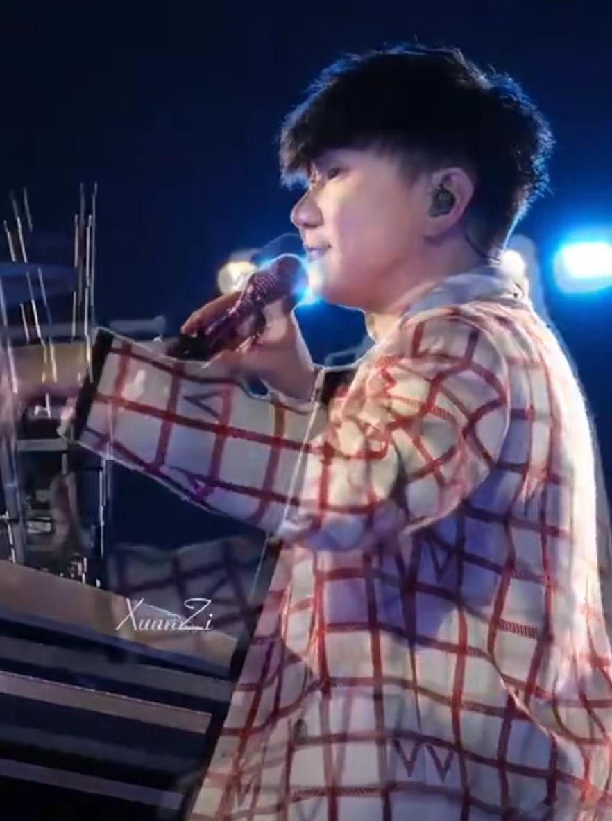 林俊杰演唱会坐看台的隐藏赢家 林俊杰在鸟巢演唱会中引入定制超跑钢琴车，沿环形跑道
