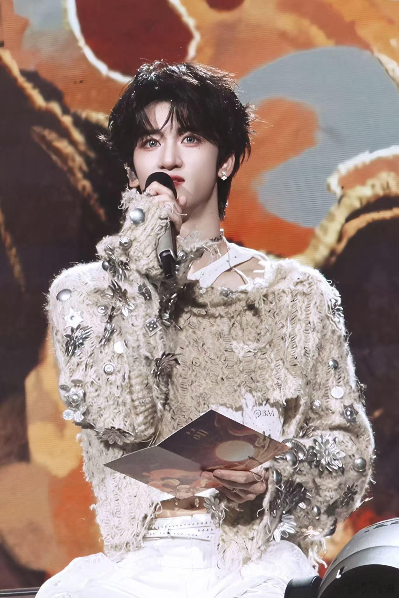 邓佳鑫离了时代峰峻发现外面没有雨 邓佳鑫终于走到了有光的地方，从前的委屈和被忽视