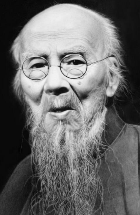 1950年，齐白石儿子家被划为地主，财产全部充公，还要遭受批斗枪毙。这让齐白石惶