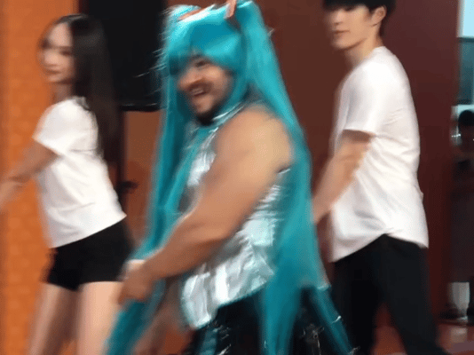 成都街头惊现猛男初音跳扫腿舞 很难相信我的眼睛看到了什么！猛男钢棍蟹穿着初音未来