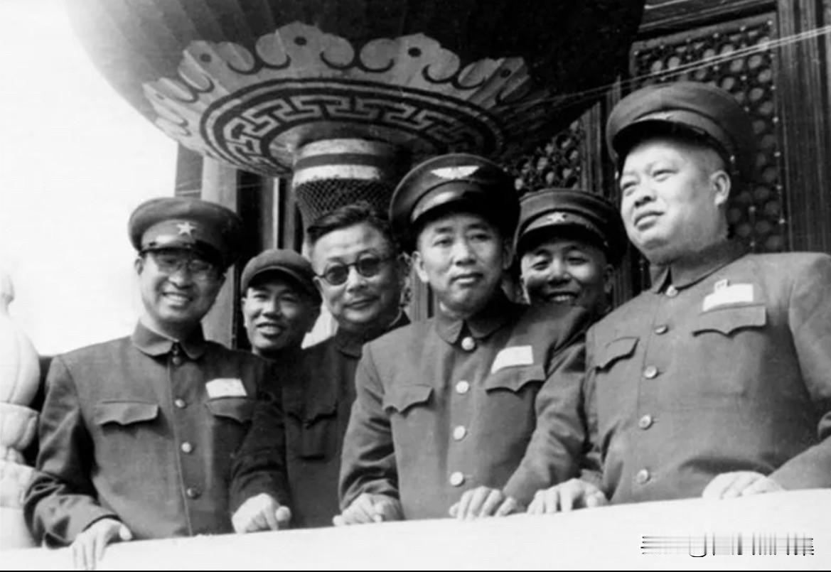 1954年，国庆天安门，左起：陈赓、邓华、李克农、刘亚楼、宋时轮、赖传珠合影。其
