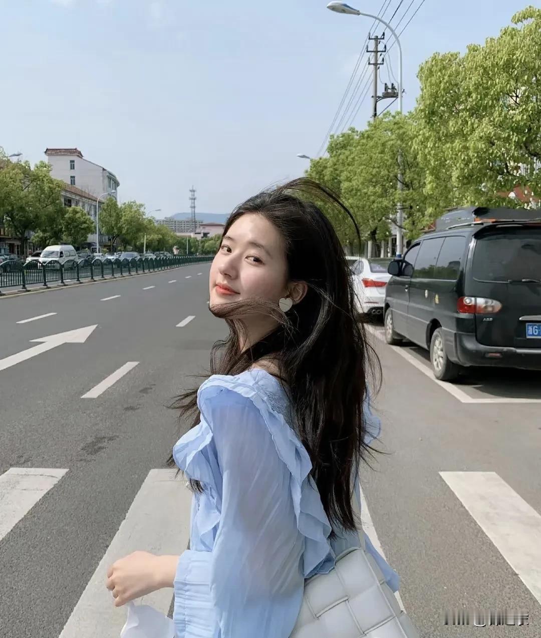 我觉得赵露思的热度一直在的，本质上露思就是善良的小女孩一个，我不追星，但是她率真