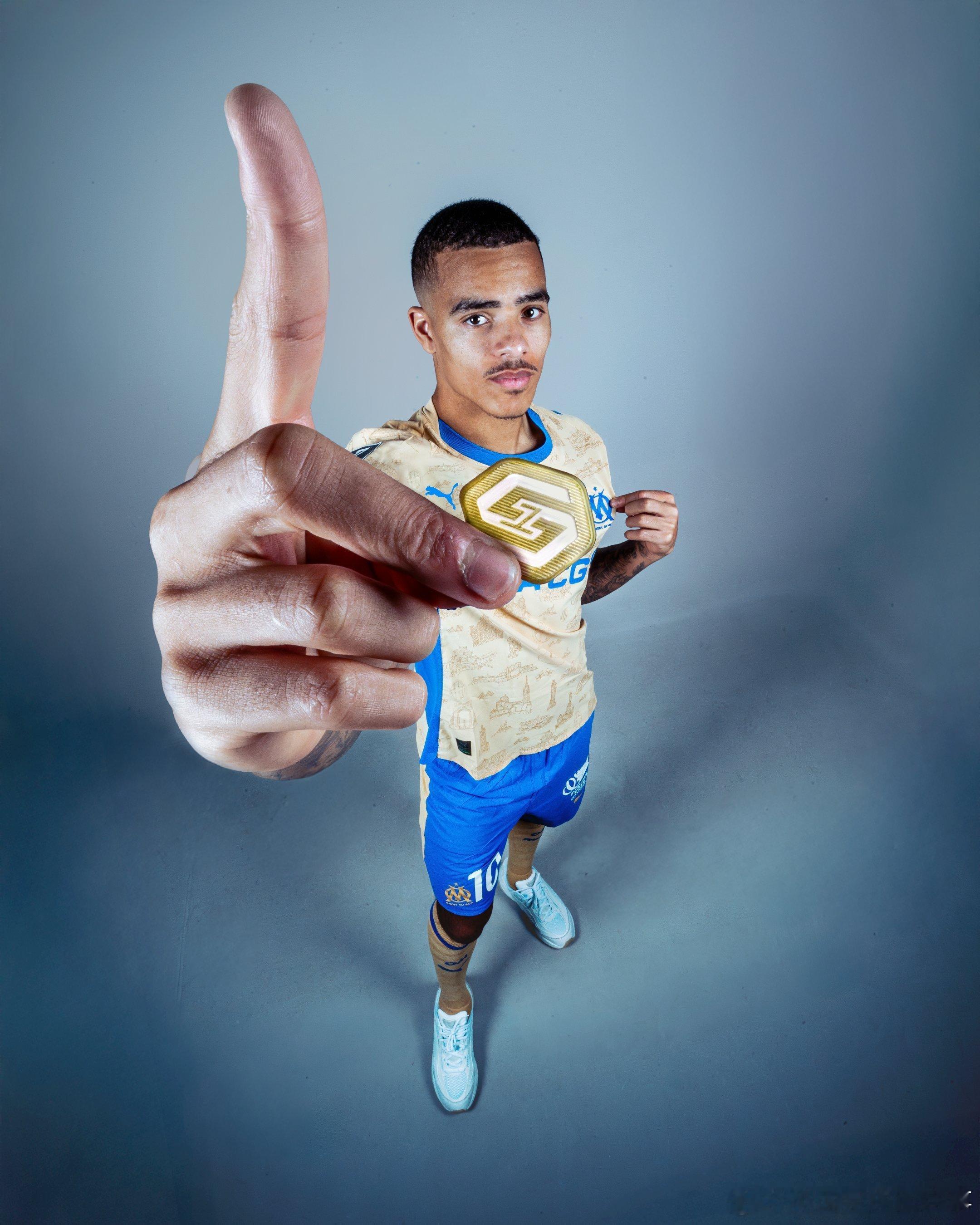 DAZN：格林伍德位居法甲射手榜第一名，本周末他将佩戴象征这一身份的徽章🥇 