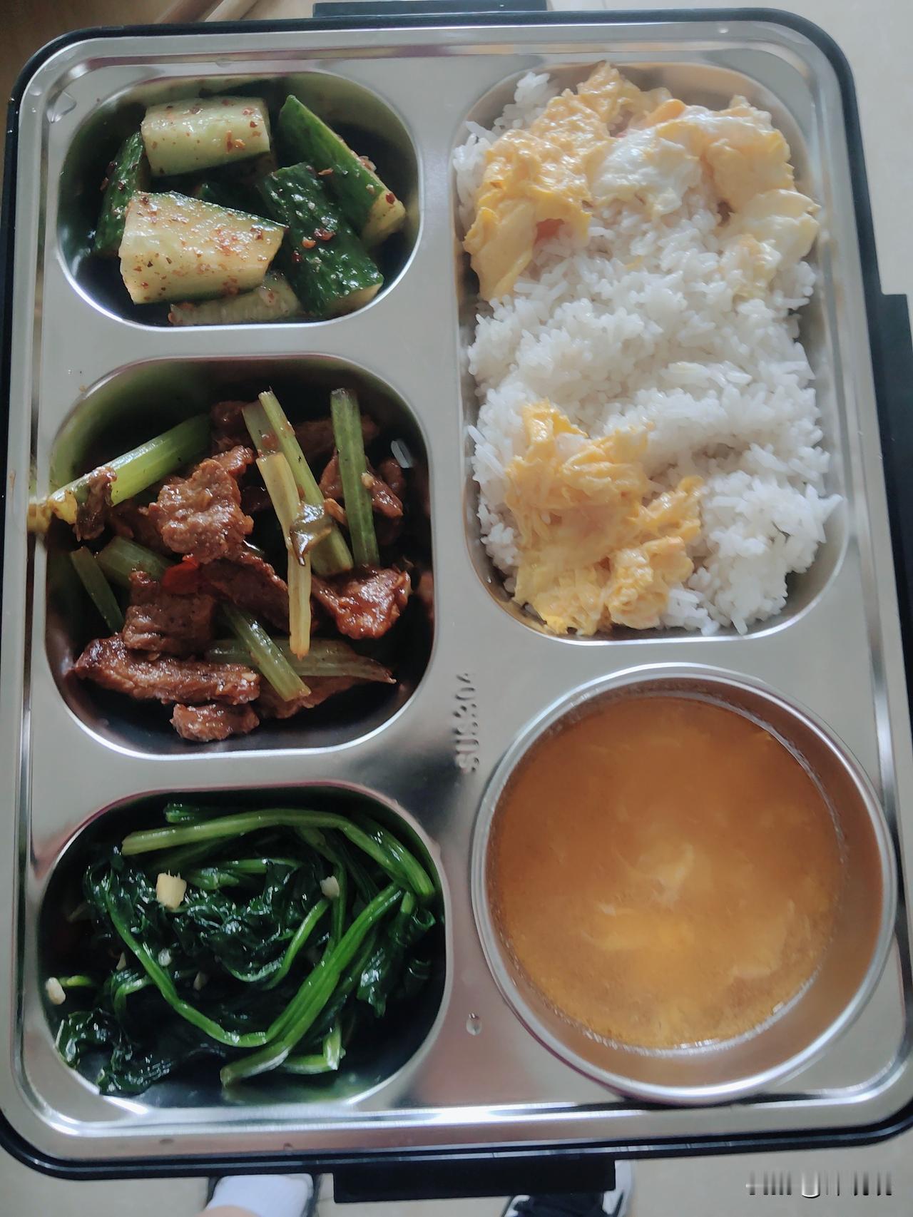 今日午餐，凉拌黄瓜➕芹菜炒肉➕炒菠菜➕西红柿鸡蛋汤。简简单单的一餐。