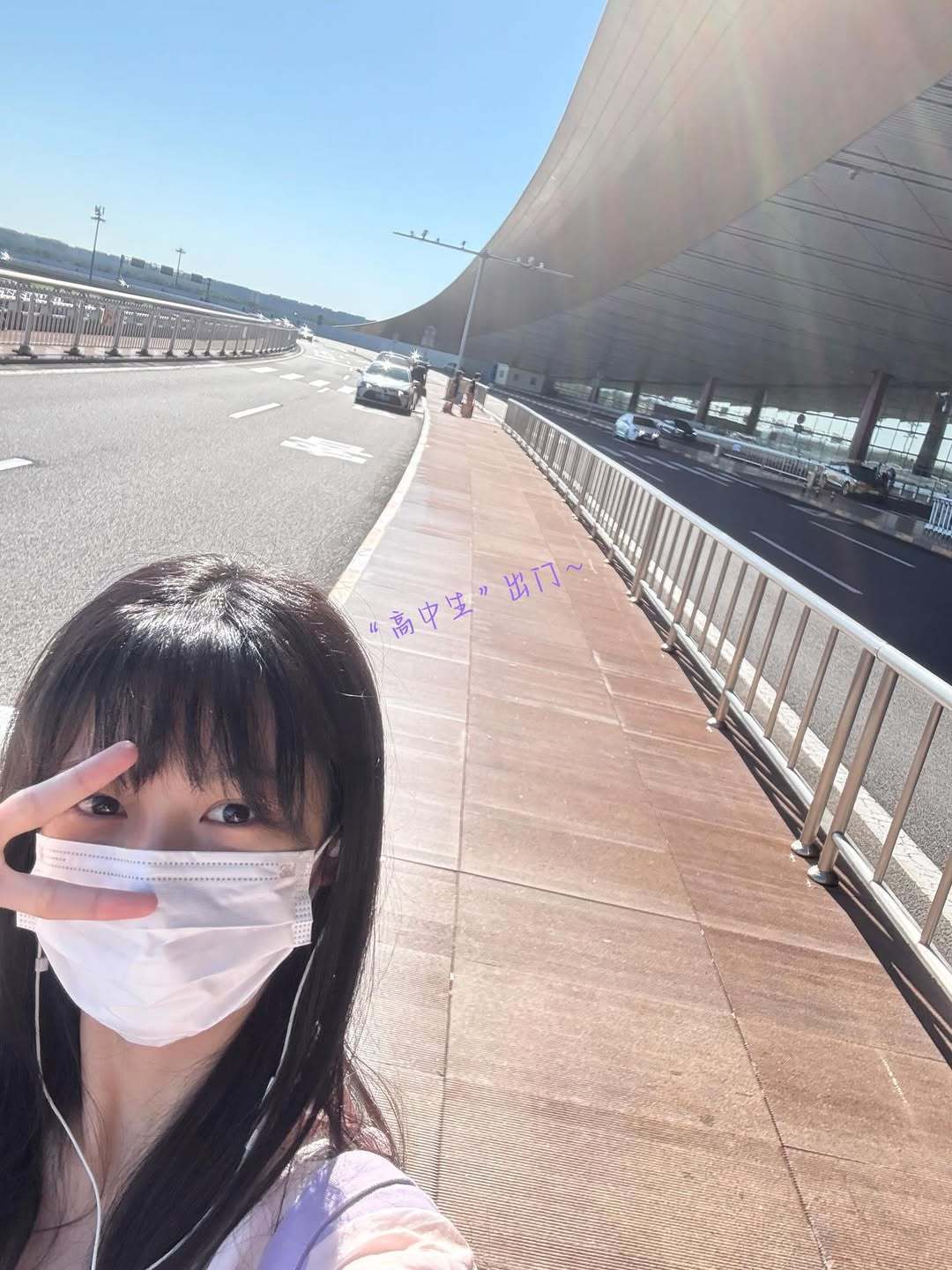 周也 鬼马少女 IG更新🌟齐刘海儿的也子秒变高中生，怎么这么嫩啊！完美适配各种