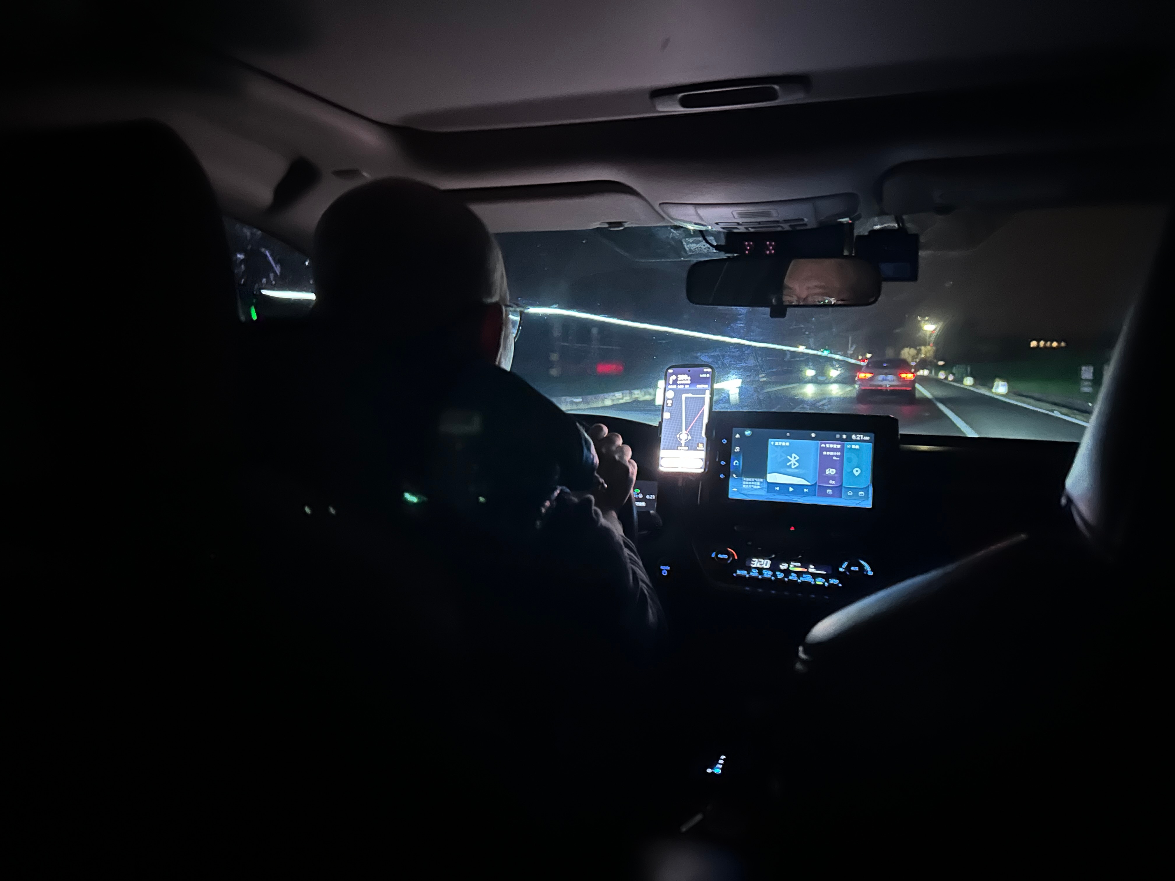 一早约了车去大兴机场，车型是网约车的主力车型雷凌。发现了雷凌的一个大问题，就是坐