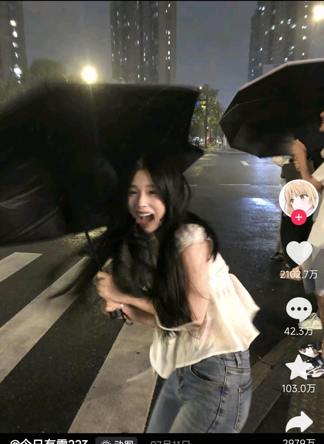 又刷到一张神动图，目前点赞量抖音上破700万了。感觉跟前一阵那个大风里撑伞的女生