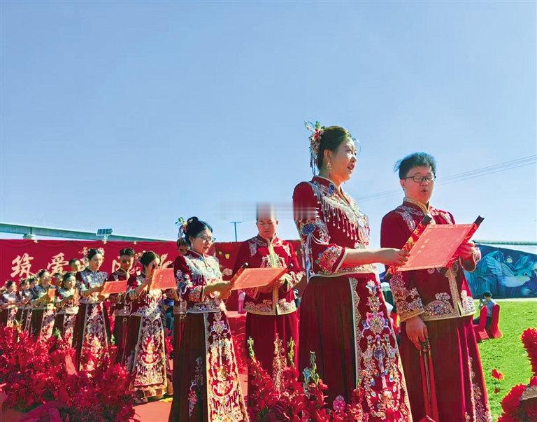 兰州新区举办集体婚礼近日，“缘定七夕·筑爱新区”集体婚礼在兰州新区浪漫举办。18