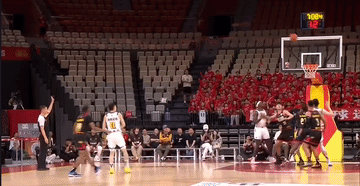 半场比赛，深圳男篮已经领先卫冕冠军广厦男篮28分！（75-47）。
深圳队半场拿