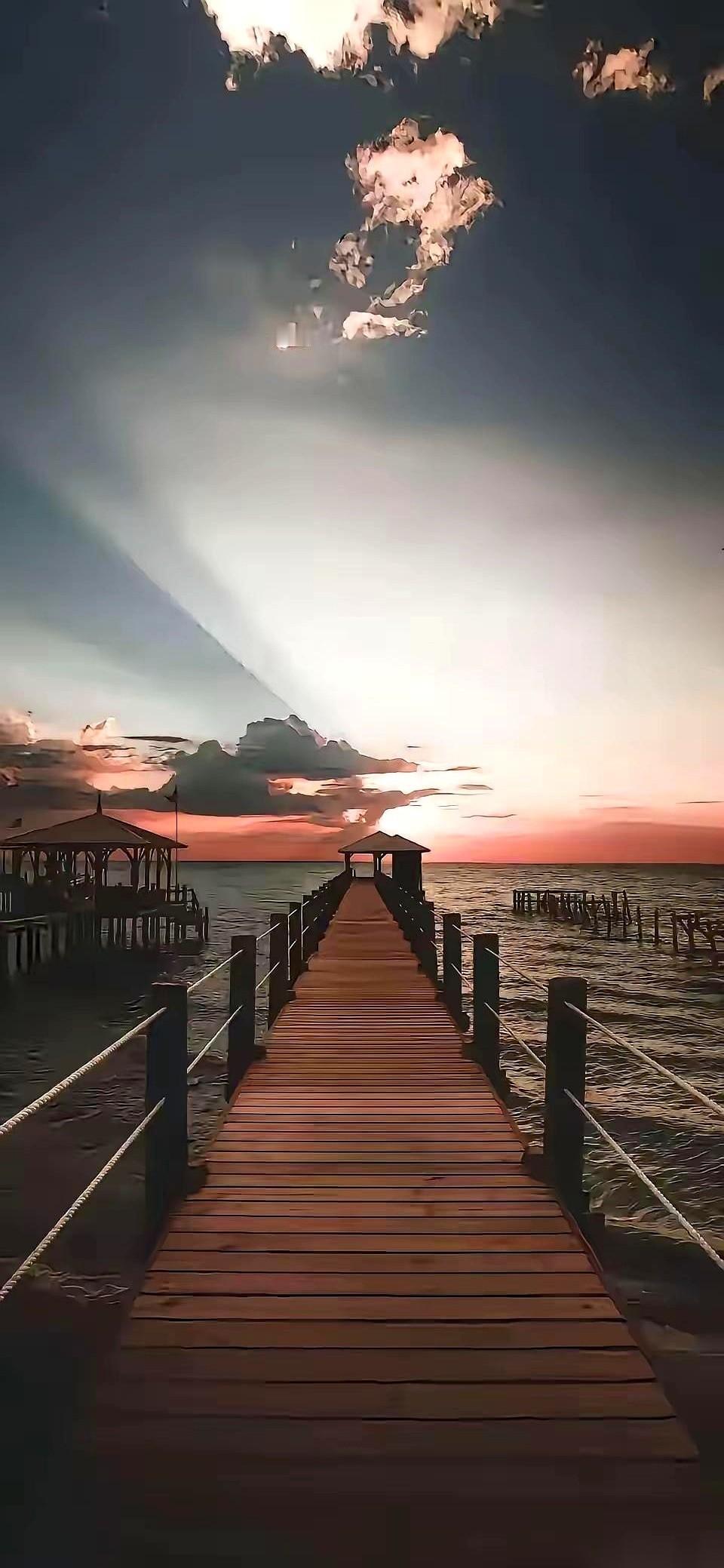 跟你关系越好的人，下手越狠。
真的，这话我搁这儿了。你以为是交了钥匙，其实是递了