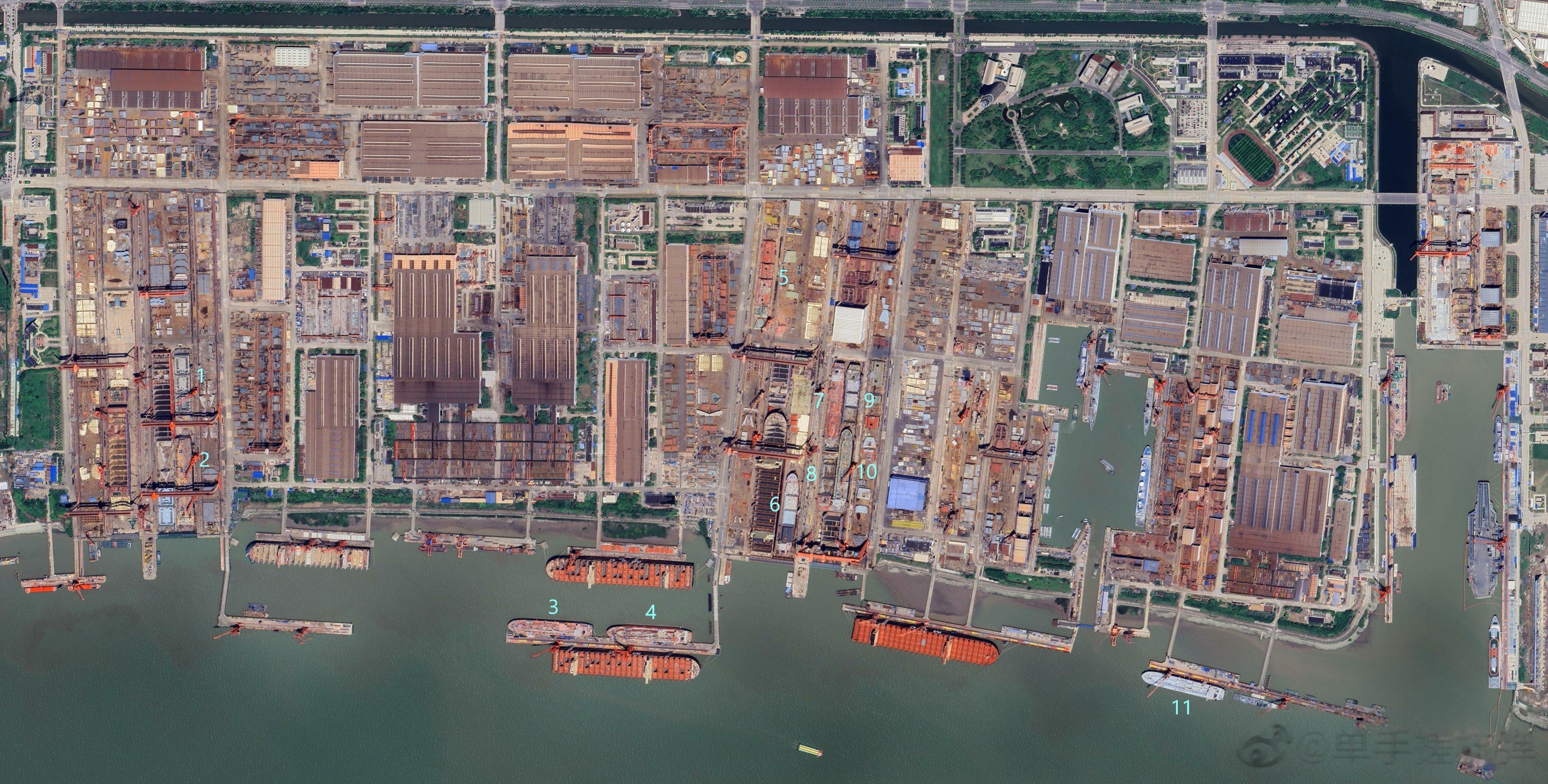 外推发布的江南造船厂最新卫星图像，显示该造船厂在建造003航母“福建舰”等军舰之