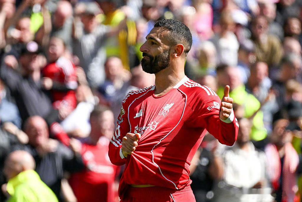 一场足以载入史册的默西塞德德比在新落成的希尔·迪金森体育场打响，利物浦与埃弗顿的