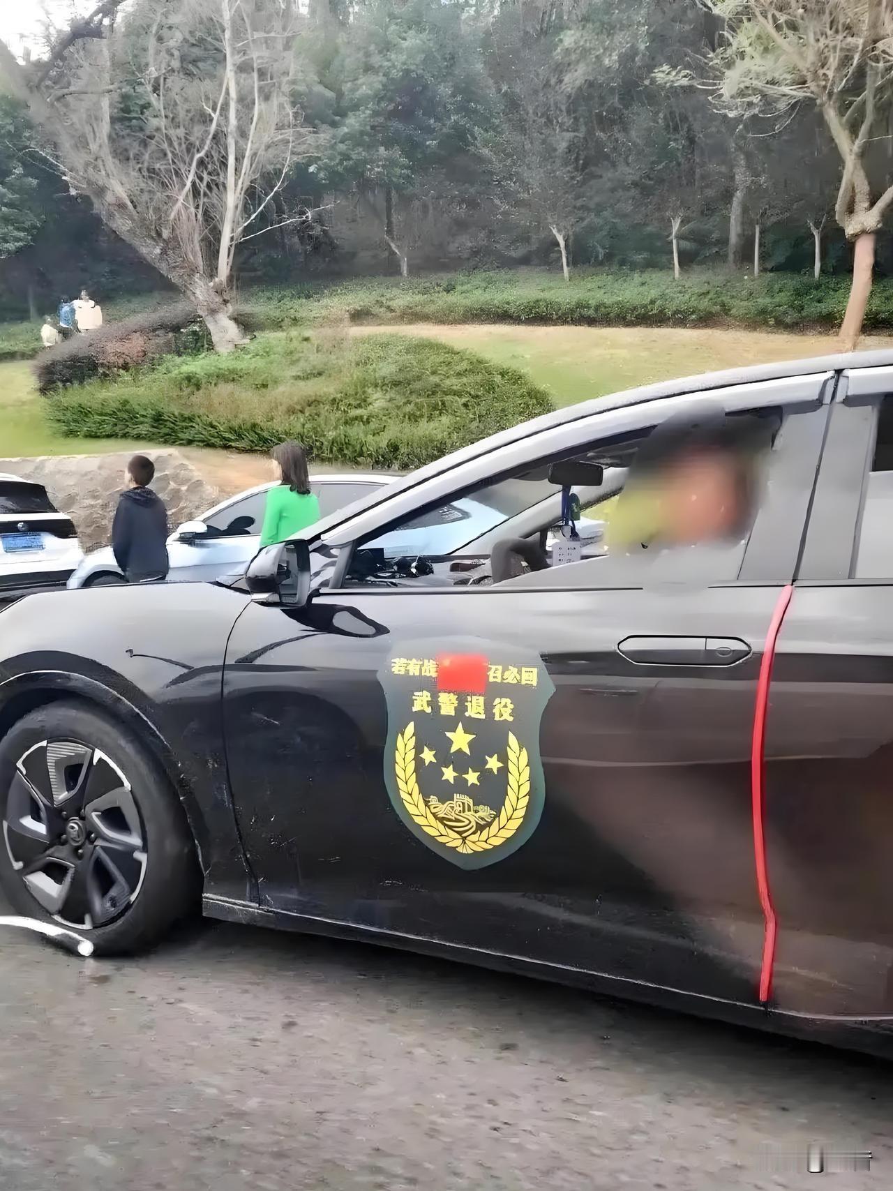 这不是脑壳有病！

这是一种爱国的表现。

首先：车主是想通过这样的方式表达，他