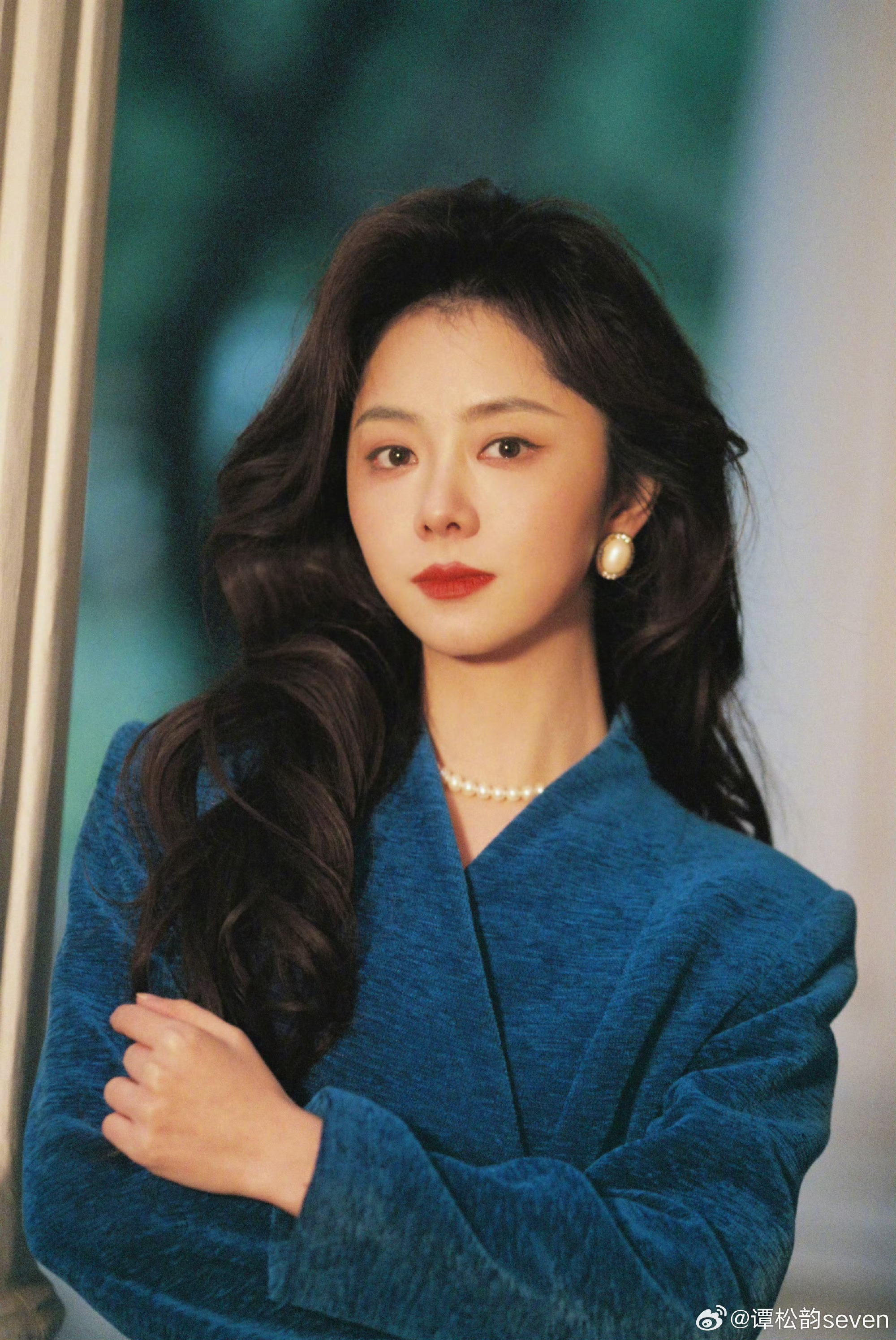 谭松韵别试探了有市场谭松韵我的山与海 这组港风造型真的太绝了！蓬松大波浪卷发配丝