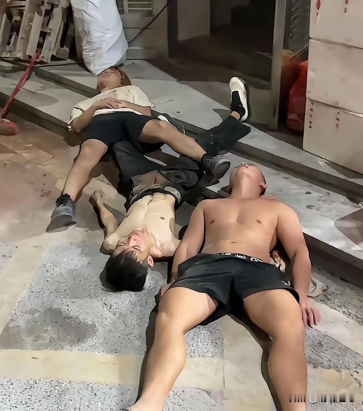 “拖鞋战神”阿兴也顶不住了，深圳扛楼一直到凌晨两点，才赚了1000多块，已坚持1