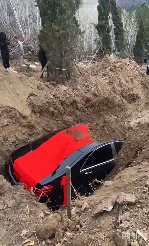 这人不是狂的没边了，就是这钱不是好道来的，如果真的是血汗钱，100多万的车，你舍