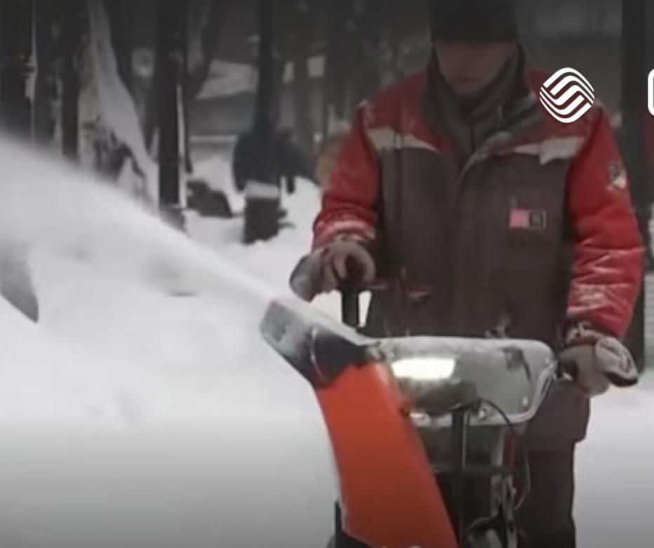 俄罗斯首都莫斯科遭遇强降雪天气，城市被皑皑白雪覆盖。工作人员操作除雪设备加紧清理