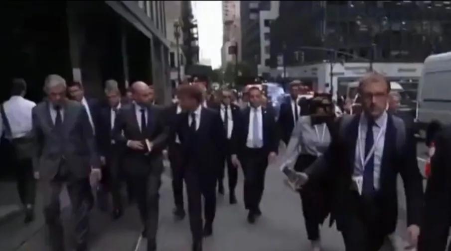 马克龙又在纽约街头拉风了，步行去特朗普大厦尽显亲民姿态！

法国总统马克龙在20