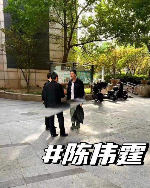  近日，有网友在社交平台晒出小区偶遇陈伟霆的照片。该网友称陈伟霆的摩托车在小区里