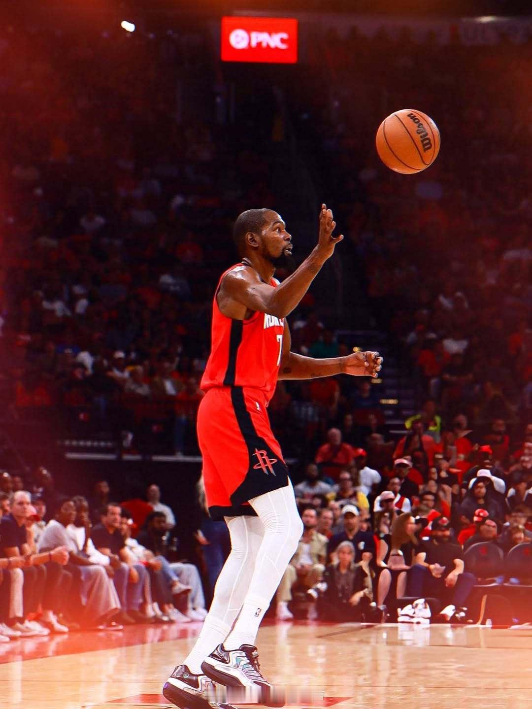 近日，火箭球星杜兰特参加了播客节目《Pivot Podcast episode》