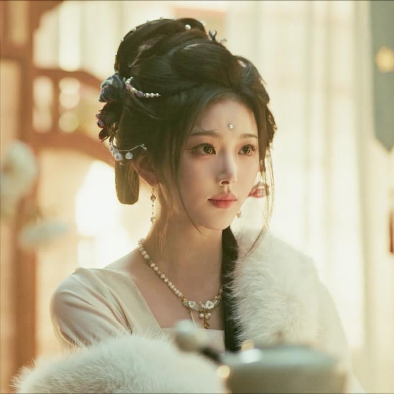 《逐玉》里面的俞浅浅可能是最憋屈的“穿越者”，其他影视剧里的穿越者都凭借现代人的