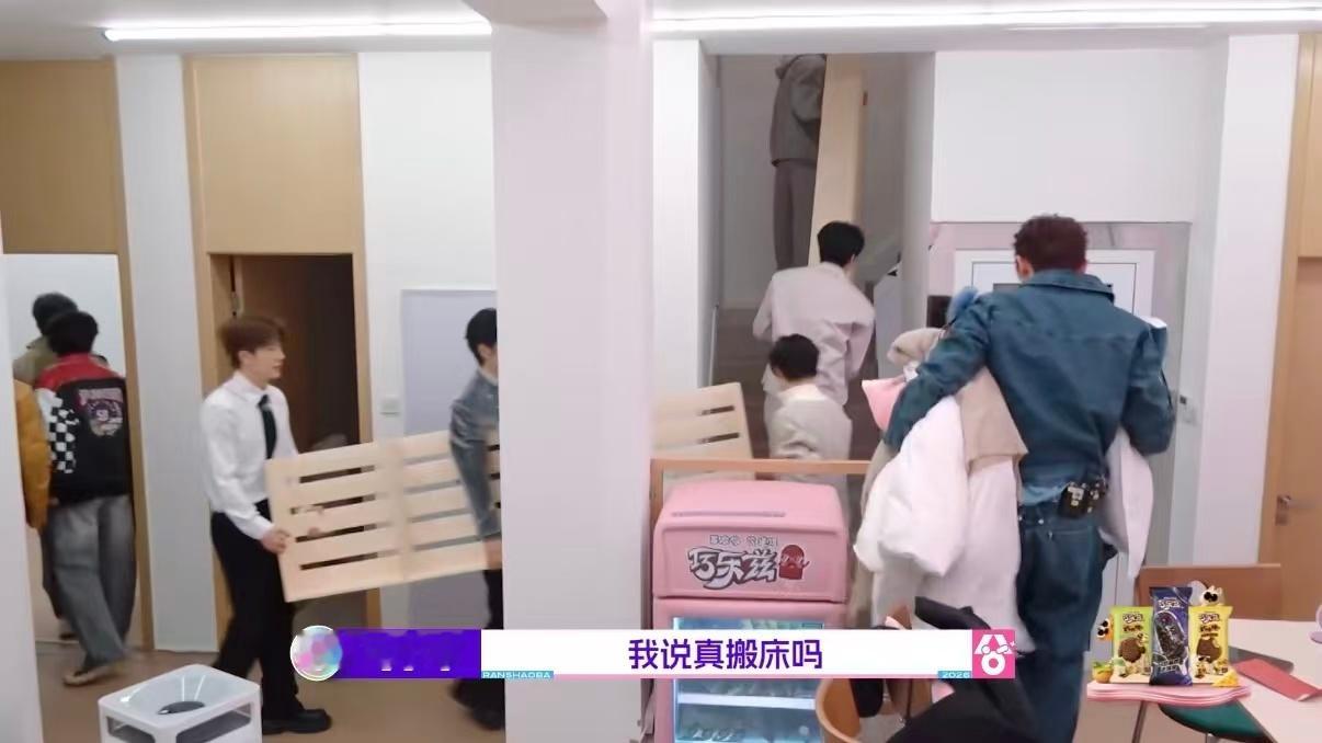 男生宿舍进霸总了超燃青春的合唱 本以为是“强制爱”名场面，结果是马小宇被兄弟们的