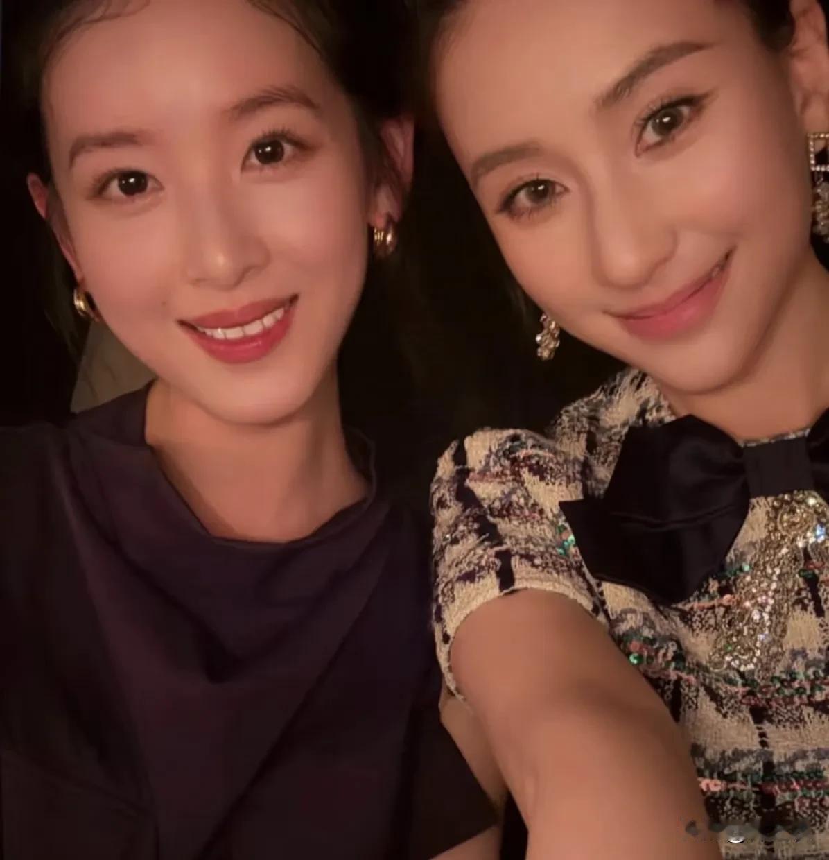 章泽天最近晒出与何超莲的合照，她们俩看起来都好美呀，年纪也差不多。

而章泽天是