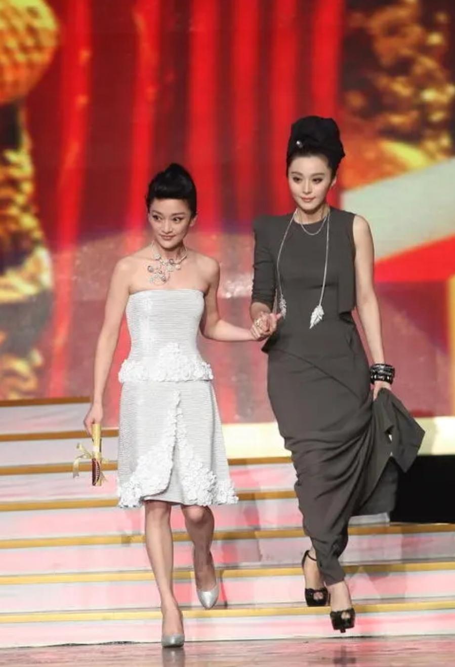 以前总有人说周迅声音不好听，又黑又瘦又矮，顶多算颜值过得去。可我看到当年她和冰冰