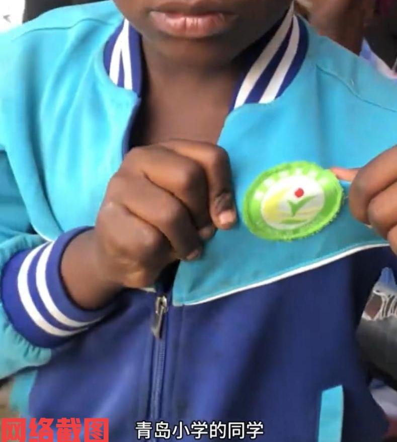 有博主在非洲华人商贸城。

博主看见有非洲小孩身穿的衣服，有中文字样，好奇前去查